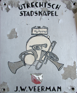 878226 Afbeelding van een bord van asbest met de teksten 'UTRECHTSCH STADSKAPEL' en 'J.W. VEERMAN' en een simpele ...